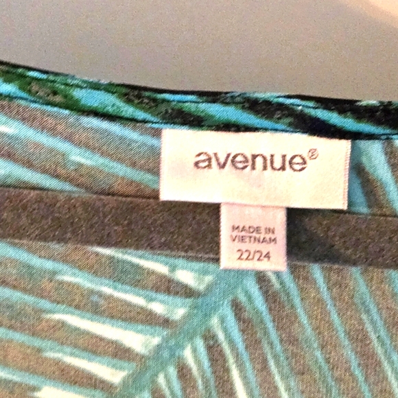 Clearance ☆ Avenue Plus-Size 22-24 Poncho Blouse • Foliage print - Picture 3 of 12